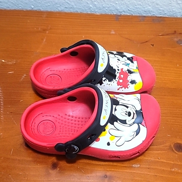 KIDS CROCS MICKEY PAINT SPLATTER  CLOG IN RED SIZE 8/9 - Picture 1 of 7